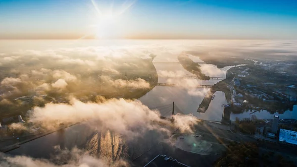 Cidade de Riga Edifícios do nascer do sol do outono casas vivas Drone Daugava rio e nuvens — Fotografia de Stock