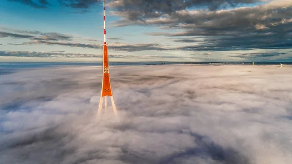 Riga-stad Tv toren herfst Drone vlucht hierboven en zonsopgang — Stockfoto