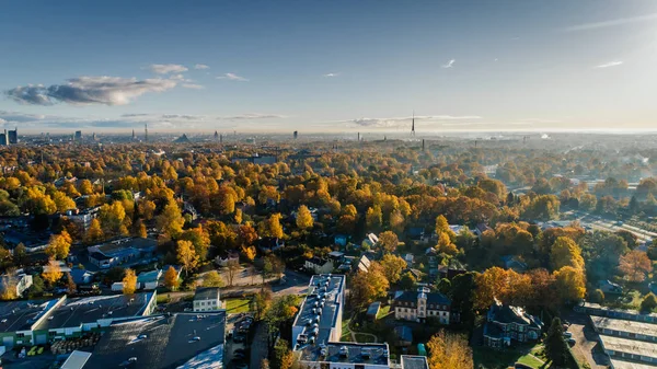 Ciudad de Riga Otoño amanecer edificios casas vivientes Drone — Foto de Stock