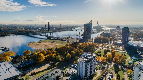 Ponte da cidade de Riga Autumn Drone flight trafics ans cars above — Fotografia de Stock