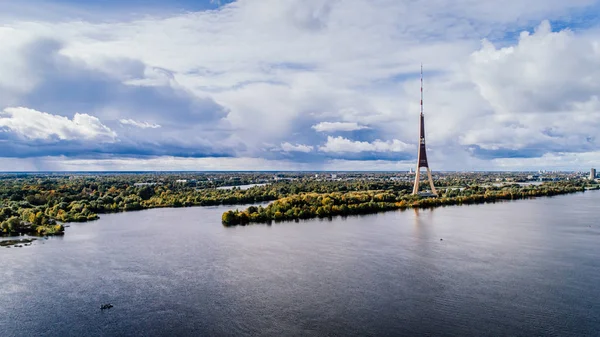 Riga city Tv Tower jesień Drone lotu powyżej i wschód słońca — Zdjęcie stockowe