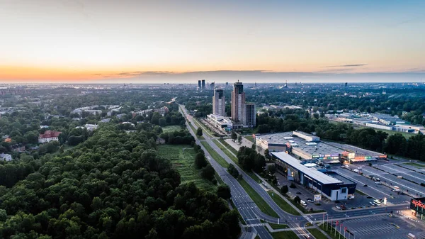 Puente de la ciudad de Riga Autumn Drone tráfico de vuelos y coches por encima — Foto de Stock