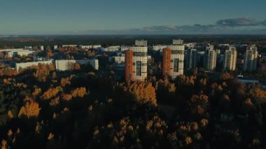 Riga şehir sonbahar binalar yaşayan Drone hızlandırılmış evler