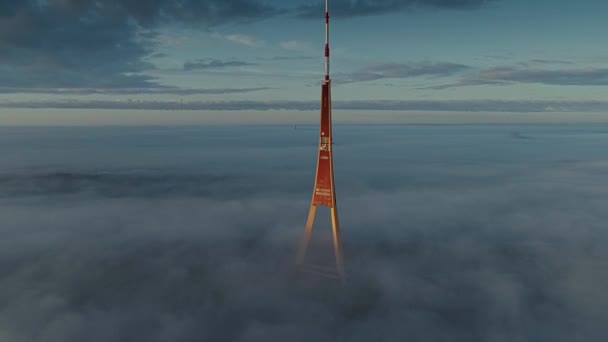 Fernsehturm trübt Drohnen-Absturz über Wolken — Stockvideo