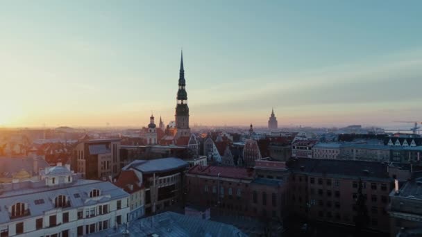 Riga şehir eski aşağı şehir sonbahar Drone uçuş — Stok video