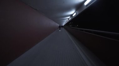 Elektrik Longboard binmek şehir ile yol ve köprü tünel motorlar gecede