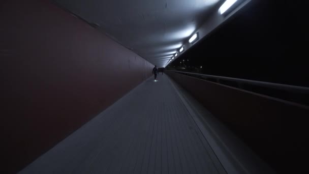 Elektrisk Longboard rida i natt staden med ledde och motorer bridge tunnel — Stockvideo