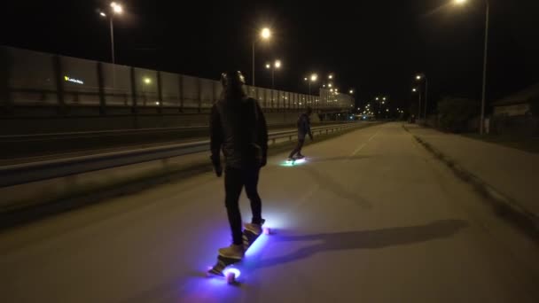 Elektrische Longboard rijden in nacht stad met geleid en motoren — Stockvideo