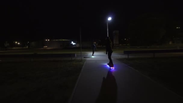 Elektrische Longboard rijden in nacht stad met geleid en motoren — Stockvideo