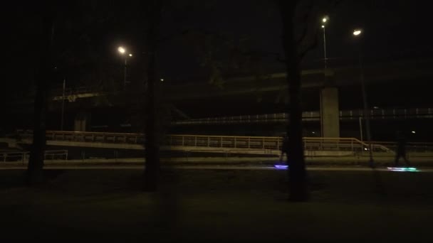 Elektrische Longboard rijden in nacht stad met geleid en motoren — Stockvideo