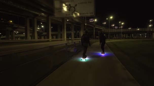 Elektrische Longboard rijden in nacht stad met geleid en motoren — Stockvideo
