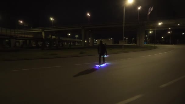 Longboard elettrico giro nella città di notte con led e motori — Video Stock