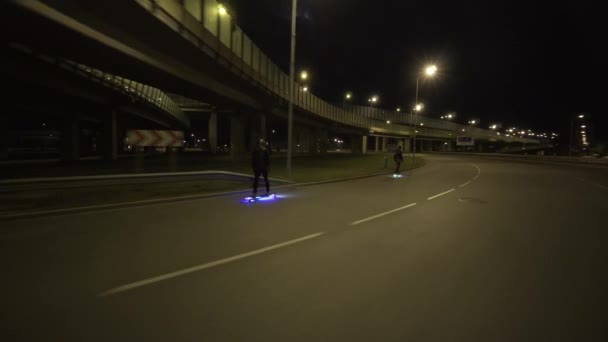 Elektrische Longboard rijden in nacht stad met geleid en motoren — Stockvideo