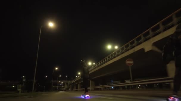 Elektrisk Longboard rida i natt staden med ledde och motorer — Stockvideo