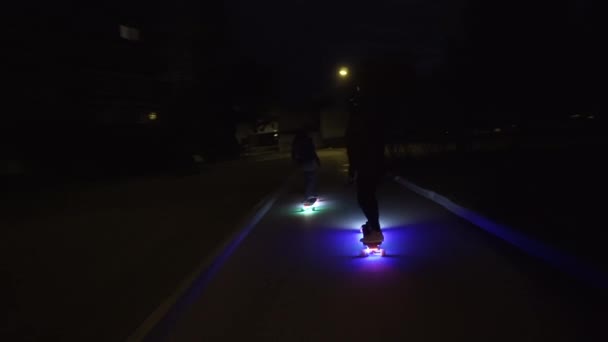 Elektrische Longboard rijden in nacht stad met geleid en motoren — Stockvideo