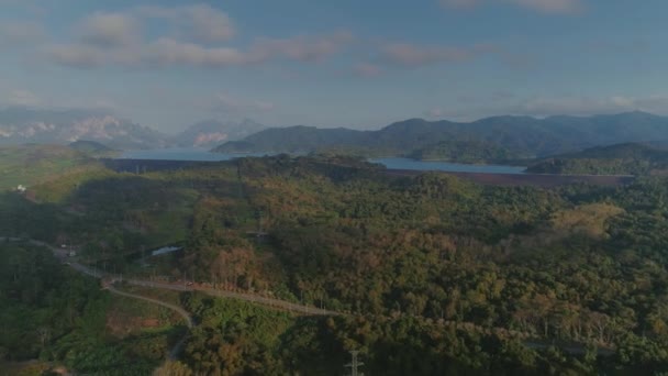 Tropiska thailändska cheo lan lång nationalpark djungler sunset drone flyg, vilda bergen natur träd och palm — Stockvideo