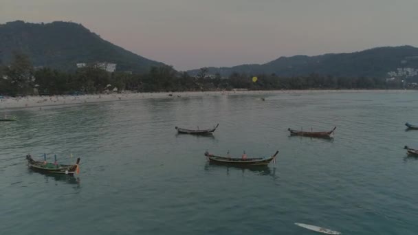 Bateaux de pêche dans la baie, goélette, mer, thaï, thaïlande, yacht, coucher de soleil, plage, bateau, drone vol 4k — Video