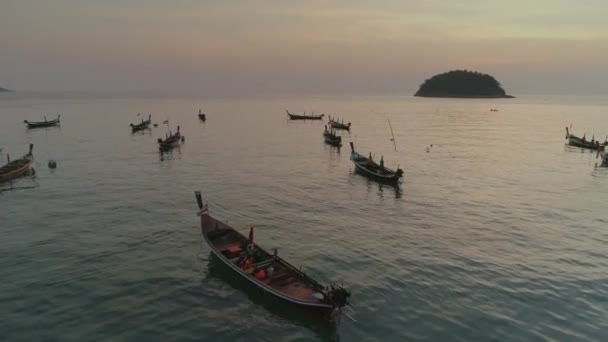 Łodzie rybackie w bay, szkuner, morze, tajski, Tajlandia, jacht, zachód słońca, plaża, statek, dron flight 4k — Wideo stockowe