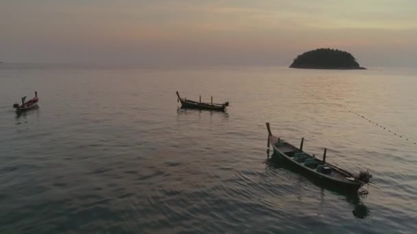 Fischerboote in der Bucht, Schoner, Meer, Thailand, Thailand, Yacht, Sonnenuntergang, Strand, Schiff, Drohnenflug 4k — Stockvideo