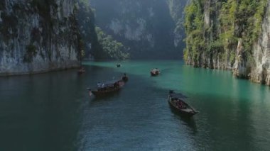 Tropikal Tay Orman Gölü Cheo lan drone uçuş, vahşi dağlar doğa Milli Parkı gemi yat