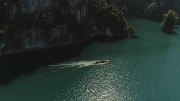 Vuelo tropical del drone del lago Cheo lan de la selva tailandesa, yate salvaje del barco del parque nacional de la naturaleza de las montañas — Vídeo de stock