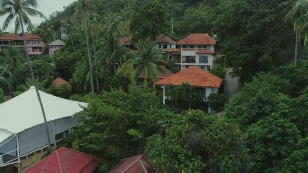 Tailândia mar islandês praia casas drone voo, montanhas selvagens natureza árvore e palma — Vídeo de Stock