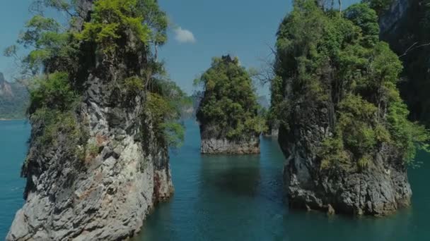 Tropicale Thai jungle lago Cheo lan drone volo, montagne selvagge natura parco nazionale nave yacht rocce — Video Stock