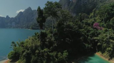 Tropikal Tay Orman Gölü Cheo lan drone uçuş, vahşi dağlar doğa Milli Parkı gemi yat kayalar