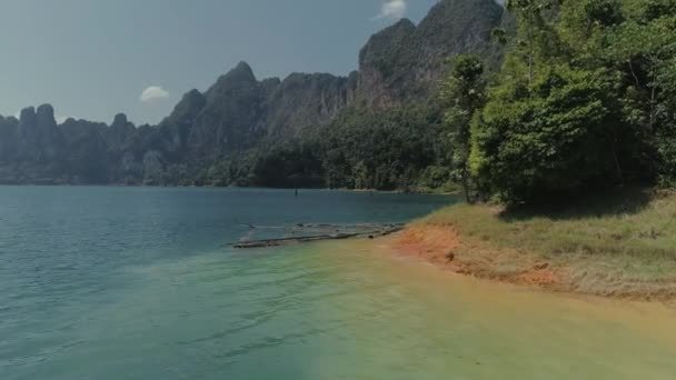 Tropicale Thai jungle lago Cheo lan drone volo, montagne selvagge natura parco nazionale nave yacht rocce — Video Stock