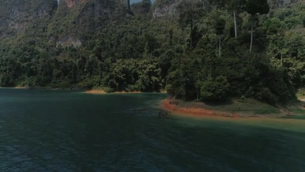 Tropical Thai jungle lake Cheo lan drone flight, wild mountains nature national park ship yacht rocks — Stock Video