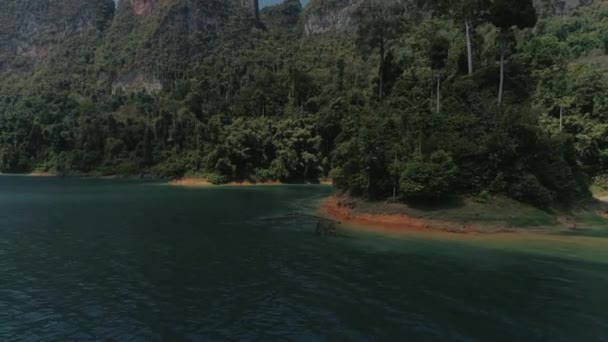 Tropical Thai jungle lac Cheo lan drone vol, montagnes sauvages nature parc national bateau yacht roches — Video