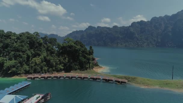 Lago selva tropical tailandés Cheo lan drone vuelo montañas salvajes naturaleza Parque Nacional barco yate, barcos de pesca — Vídeo de stock