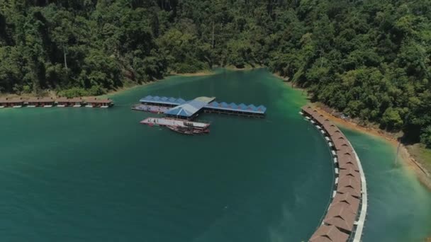 Tropical Thai jungle lake Cheo lan drone flight, wild mountains nature national park ship yacht, fishing boats — Stock Video