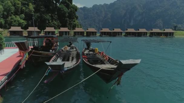 Tropical tailandês selva lago Cheo lan drone voo, montanhas selvagens natureza parque nacional navio iate, barcos de pesca — Vídeo de Stock