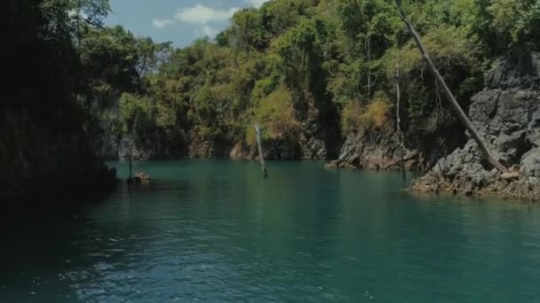 Tropical Thai jungle lake Cheo lan drone flight, wild mountains nature national park ship yacht rocks — Stock Video