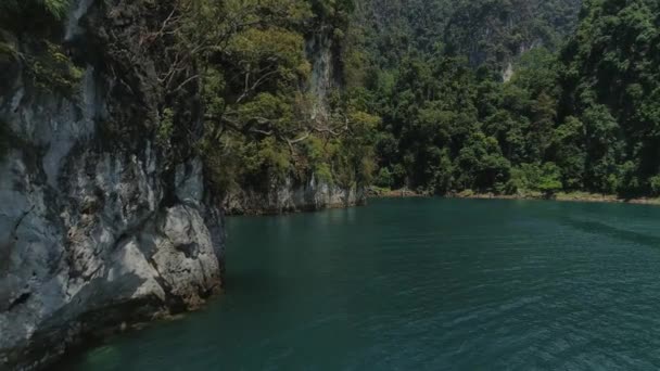 Tropical Thai jungle lake Cheo lan drone flight, wild mountains nature national park ship yacht rocks — Stock Video