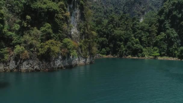 Tropiska thailändska djungeln sjön Cheo lan drone flygning, vilda bergen natur nationalpark fartyget yacht stenar — Stockvideo