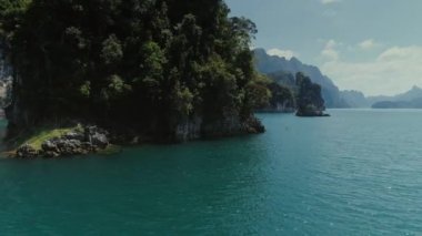Tropikal Tay Orman Gölü Cheo lan drone uçuş, vahşi dağlar doğa Milli Parkı gemi yat kayalar