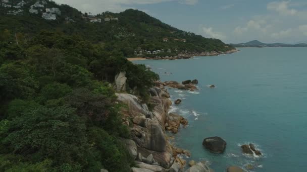 Tij strand stenen blauwe zee oceaan baai natuur thailand kust palmen en rotsen — Stockvideo