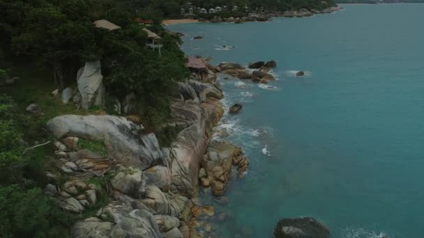 Tide beach stenar blå havet ocean bay natur thailand kusten palmer och stenar — Stockvideo