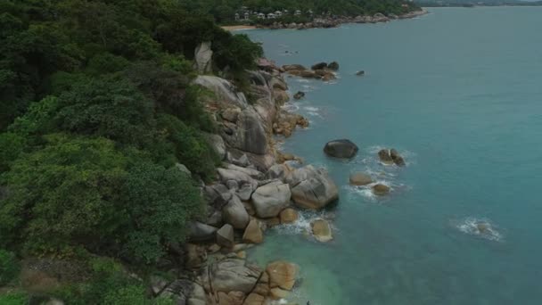 潮ビーチ石青い海海湾自然タイ海岸ヤシの木と岩 — ストック動画