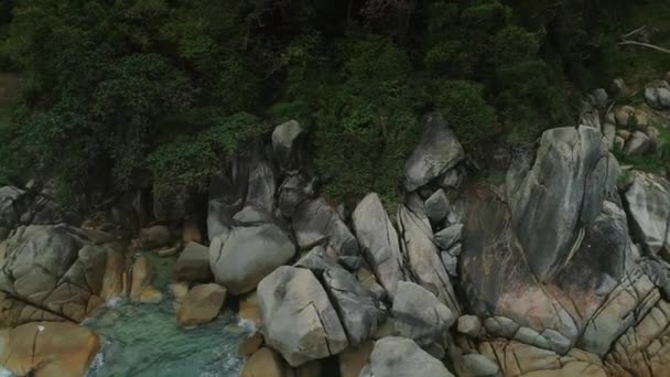 Marea playa piedras azul mar océano bahía naturaleza tailandia costa palmas y rocas — Vídeo de stock