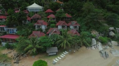 Tayland deniz islalnd plaj evleri drone uçuş, vahşi dağlar doğa ağaç ve palm hotel resort