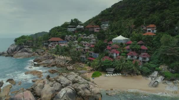 Tailandia mar islalnd playa casas drone vuelo, montañas silvestres naturaleza árbol y palmera hotel resort — Vídeos de Stock