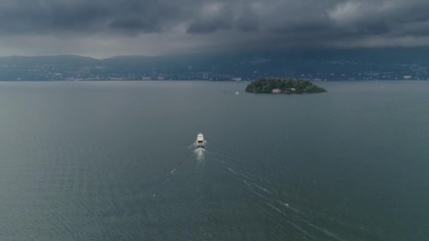 Osobní loď výpravy na horách Itálie jezero, DRONY 4k přírodě letu — Stock video