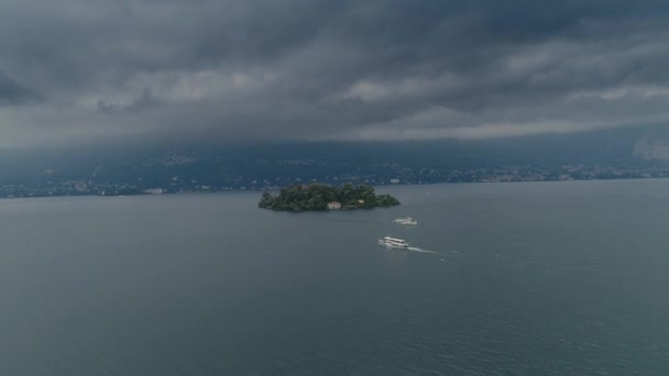 Pasajero barco viaje en la montaña Italia lago, dron 4k naturaleza vuelo nubes — Vídeo de stock