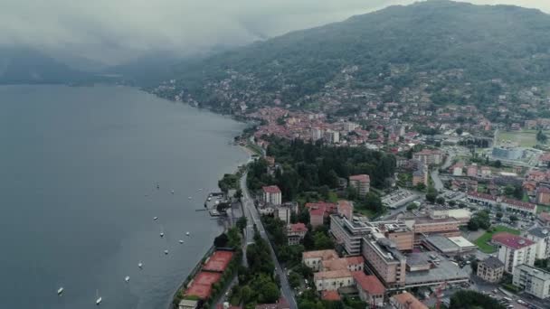 Riviera italiana case drone volo vicino alle montagne, Italia lago, drone 4k volo natura — Video Stock