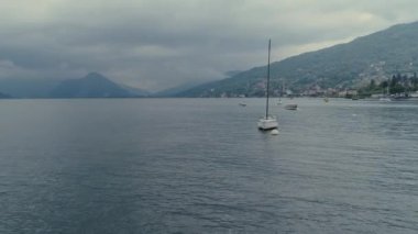 Yolcu gemisi İtalya Gölü, dron 4k doğa uçuş dağda yolculuk
