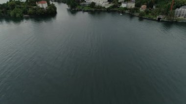 İtalyan Rivierası drone uçuş dağlar, İtalya Gölü, dron 4 k doğa uçuş hootel yakınındaki evleri