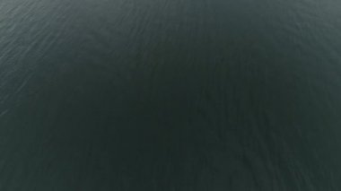 İtalyan Rivierası drone uçuş dağlar, İtalya Gölü, dron 4 k doğa uçuş hootel yakınındaki evleri